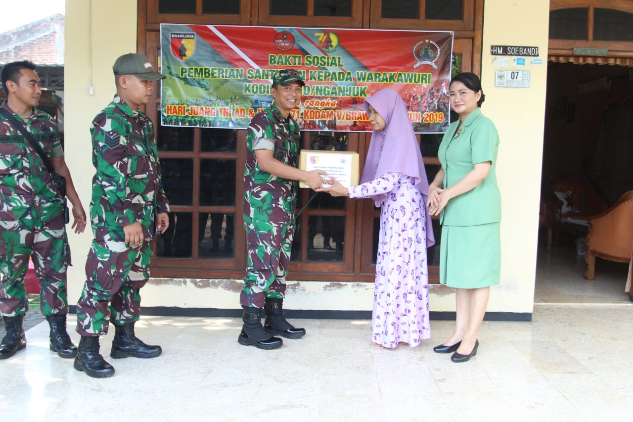 Hari Juang TNI AD – Dandim Berikan Santunan Kepada Warakawuri di Wilayah Nganjuk