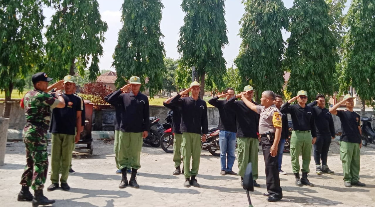 Tingkatkan Kemampuan Satlinmas Sukorejo, Babinsa Kodim Madiun Latih PBB