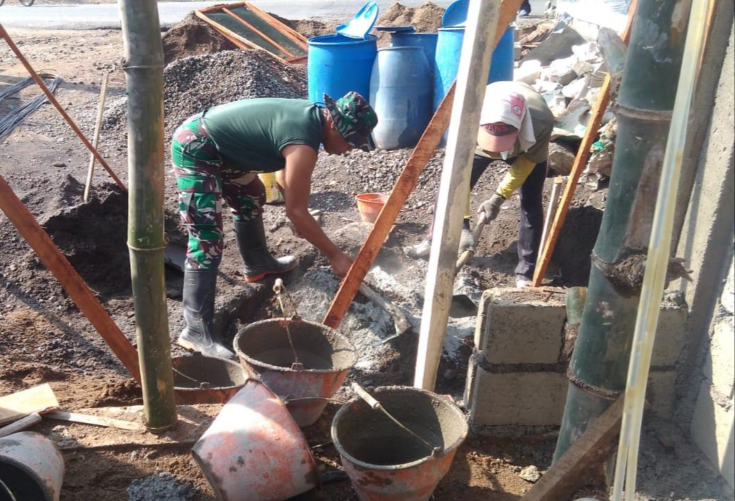 Tak Kenal Hari Libur, Anggota Koramil Percepat Pembangunan RTLH Milik Suminem
