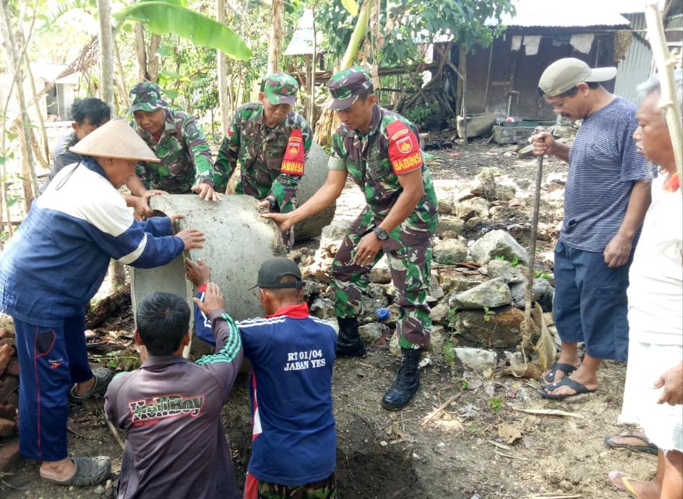 Ringankan Beban Warga, Anggota Koramil 10/Wuryantoro Geruduk Rumah Milyono