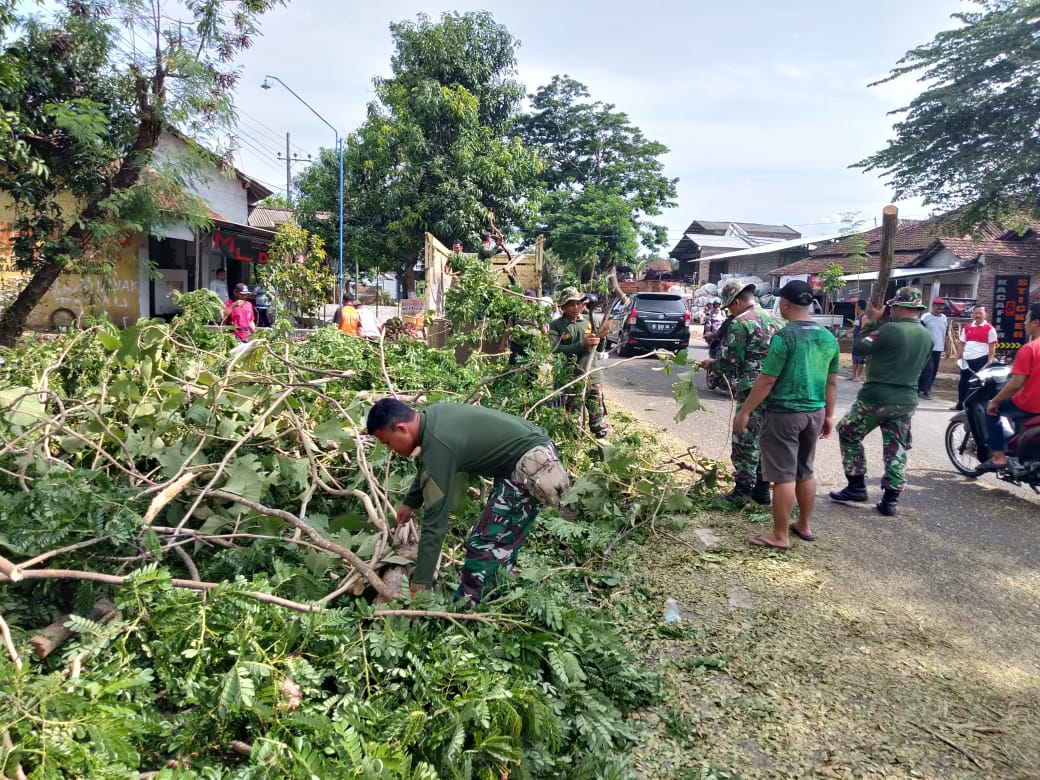 Anggota Koramil  Balong Dan Warga Bersihkan Pohon Tumbang Akibat Hujan Disertai Angin Kencang