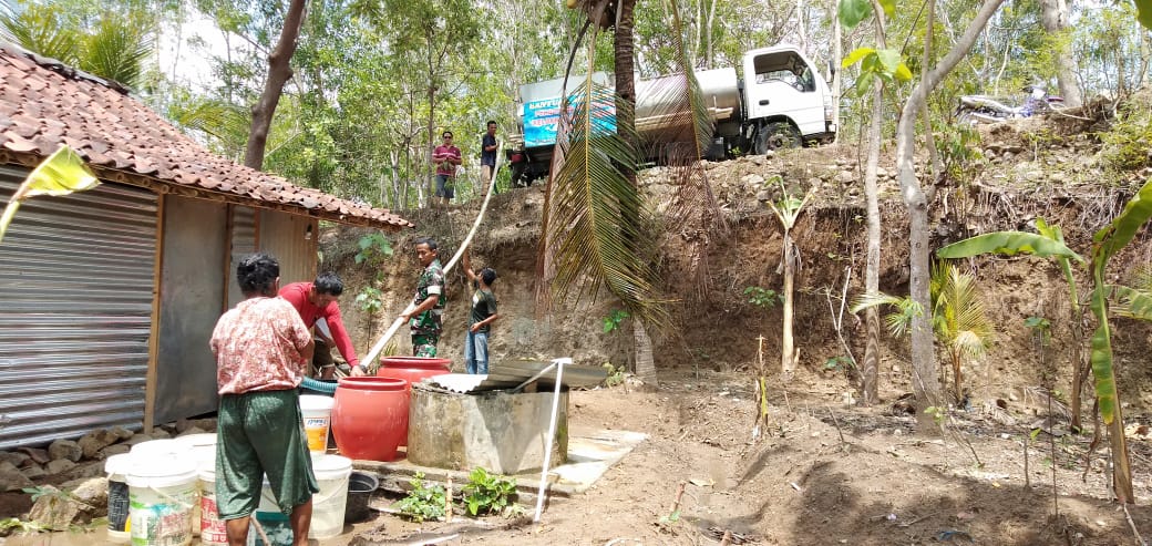 Intensitas Hujan Yang Masih Kurang, Babinsa Terus Bantu Penyaluran Air Bersih