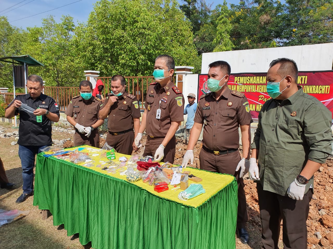 Kejari Lutra Musnahkan BB 35 Kasus Inkracht
