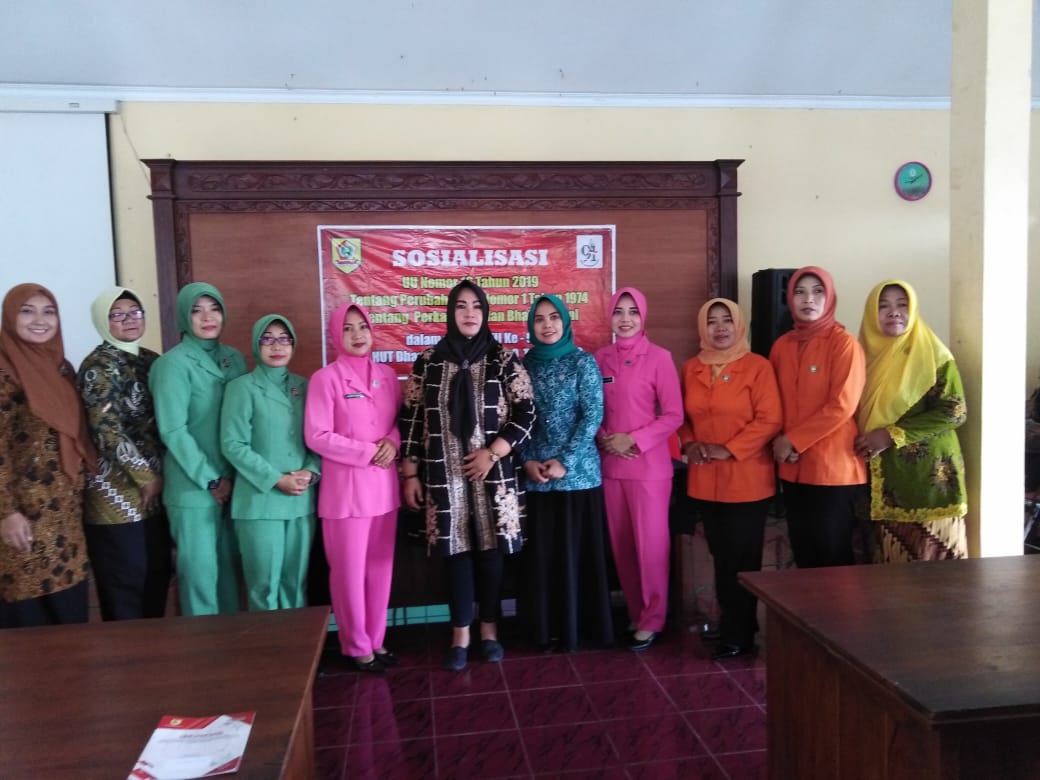 Anggota Persit KCK Cabang XLIX Dim 0728/Wonogiri Ikuti Baksos Dan Sosialisasi UU Perkawinan Di Karangtengah