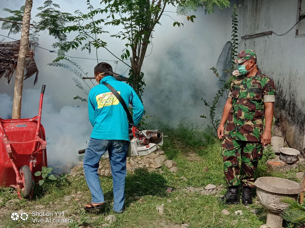 Babinsa Sukamaju Dampingi Petugas Kesehatan Laksanakan Fogging