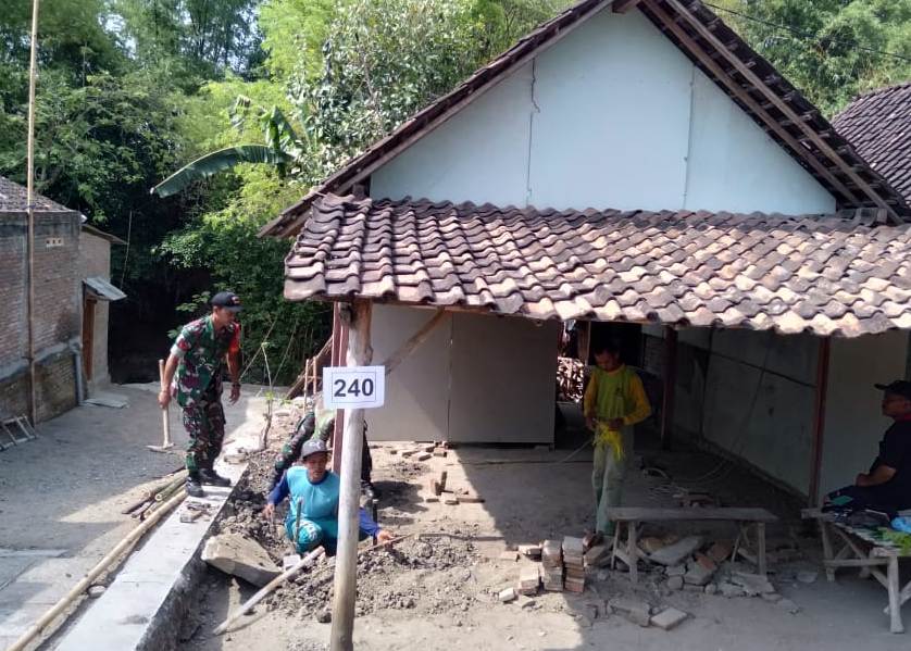 Semangat Tinggi, Babinsa Sambirejo Bersama Warga Rehab Rumah Dalam Program Rutilahu