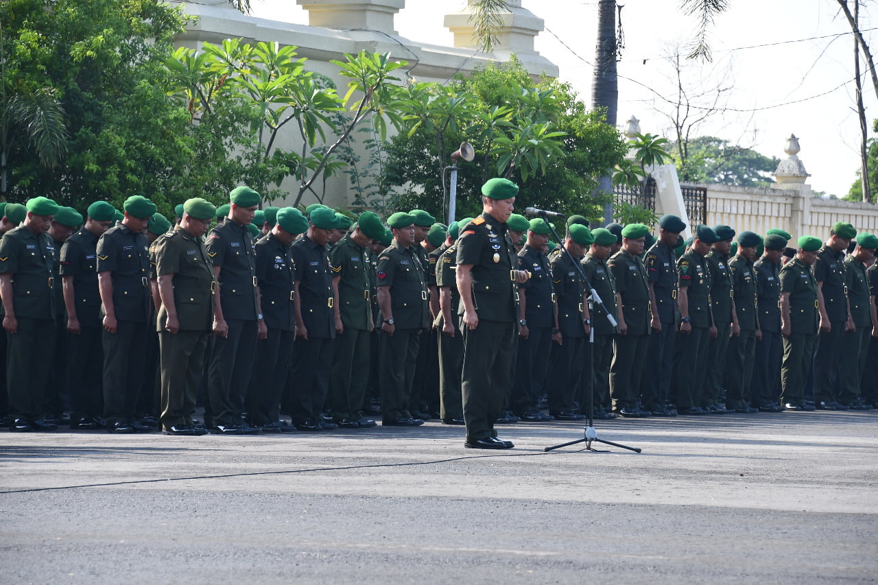 Peringati Hari Juang TNI AD, Korem 074/Warastratama Ziarah ke Taman Makam Pahlawan