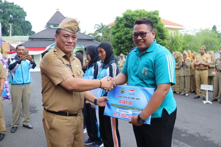 Pemkab Blora Menyerahkan Bonus Kepada Atlet National Peraih Medali