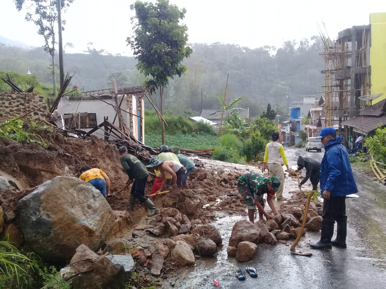 Tentara, Polisi dan Warga Gotong Royong Singkirkan Material Longsor