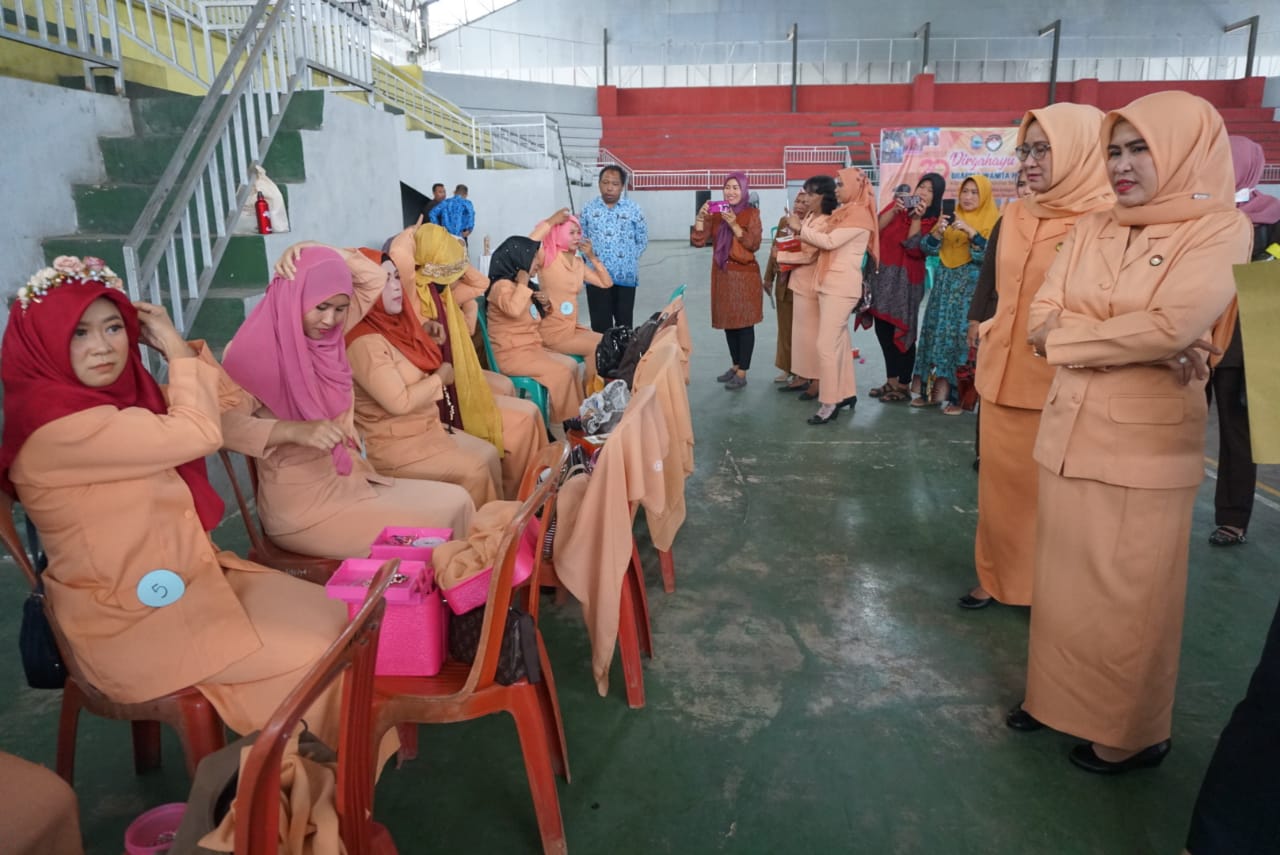 Lomba Pakai Jilbab Meriahkan HUT DWP Lamsel Ke-20 Tahun