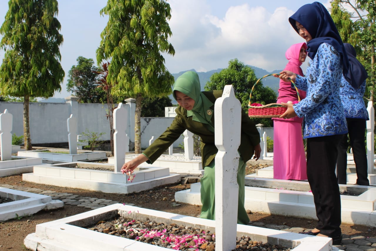 Ketua Persit KCK Cabang XLIX Kodim Wonogiri Ikuti Ziarah Rombongan