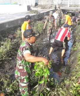 Ciptakan Lingkungan Bersih Anggota Koramil  Nglegok Laksanakan Karya Bhakti Bersama