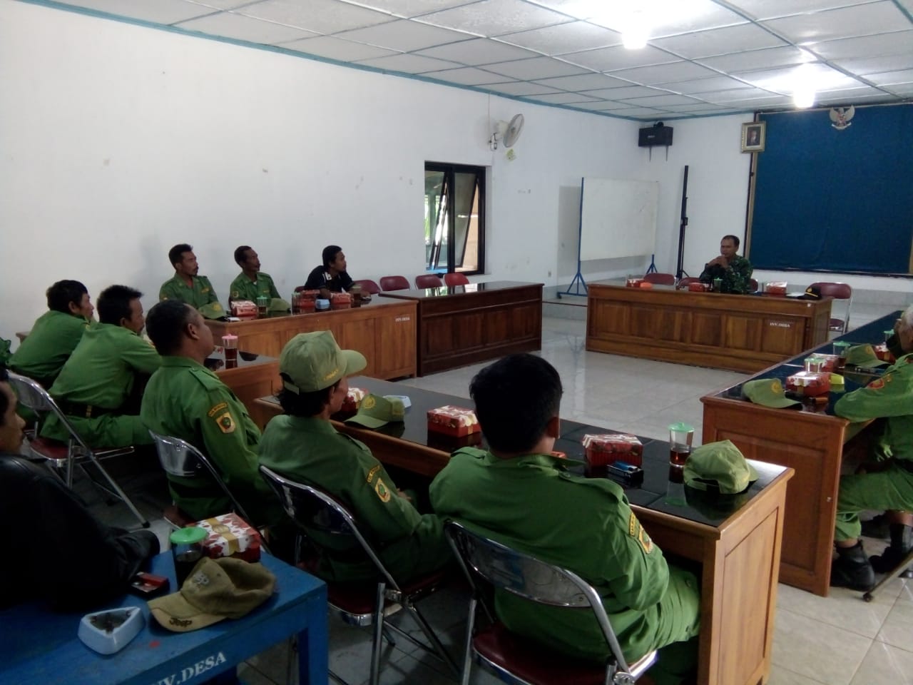 Babinsa Dan Bhabinkamtibmas Kompak Latih Linmas