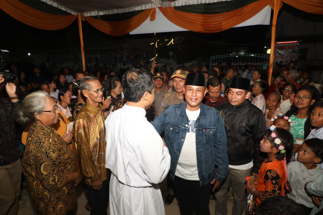 Nanang Sambangi Umat Kristiani Dimalam Misa Natal 2019