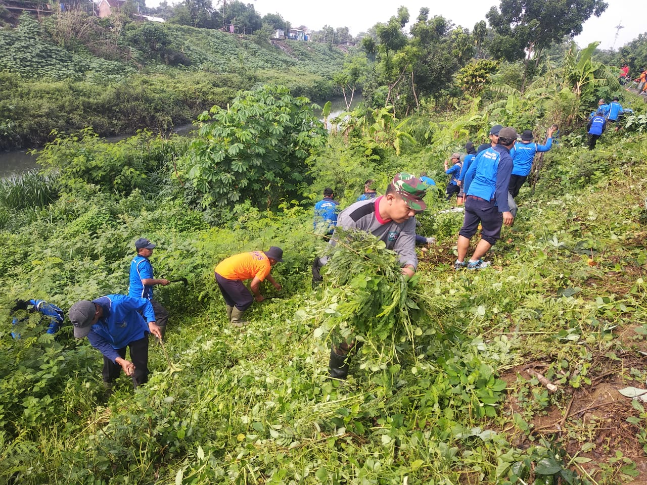 Bersama Warga, Koramil 04/Jebres Gotong Royong Bersihkan Bantaran Kali Pepe