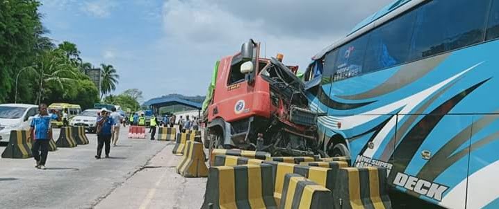 Diduga Alami Rem Blong Truk Trailer Hantam Bus Handoyo  Di Pintu Masuk Pelabuhan