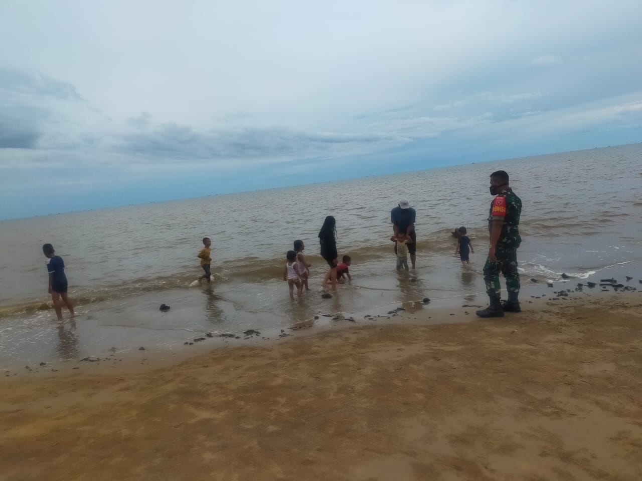Awal Tahun Baru, Babinsa Koramil Penajam Himbau Pengunjung Wisata Pantai Untuk Lebih Hati-Hati