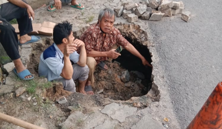 Gorong-Gorong Jalinsum di Desa Talangbaru Kecamatan Sidomulyo Jebol