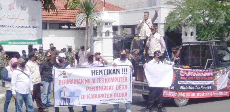 LSM PKN Gelar Demo Tuntut Batalkan Pelaksanaan Pengisian Perangkat Desa