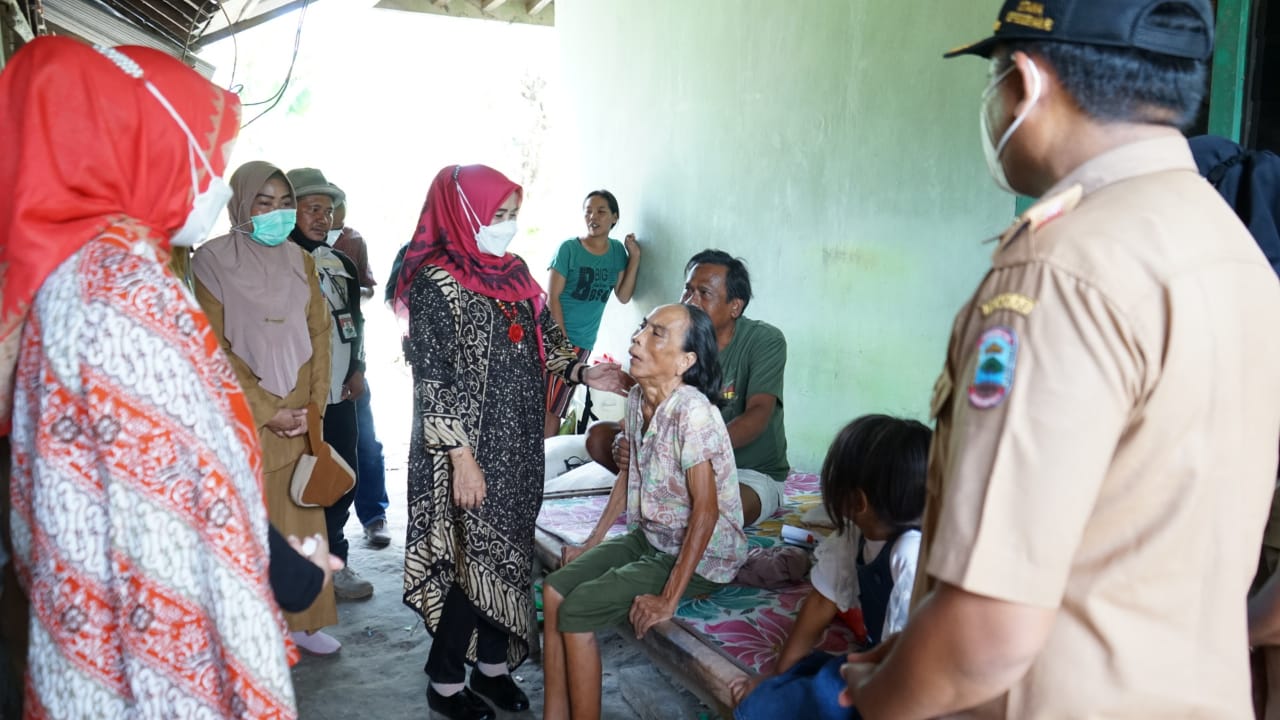 Bunda Win Berikan Bantuan Kapada  Warga Bali Agung dan Palas Bangun