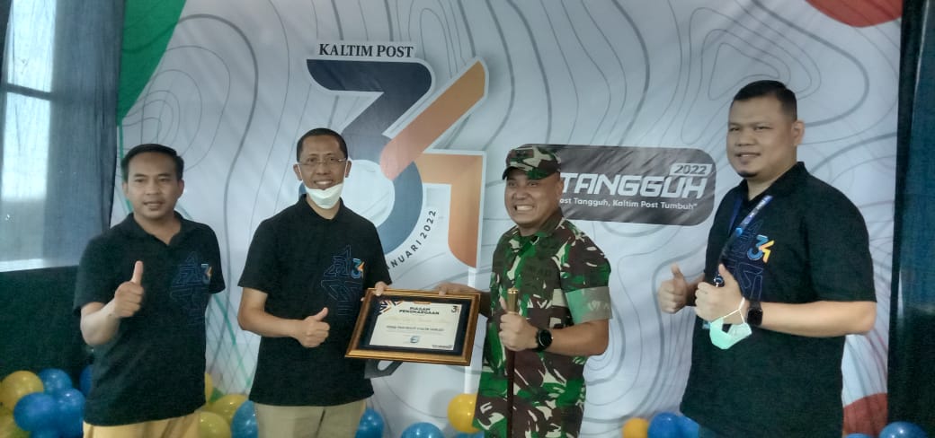 Dandim 0906/Kutai Kartanegara Terima Anugrah Sebagai Tokoh Inovatif Kaltim Tahun 2021