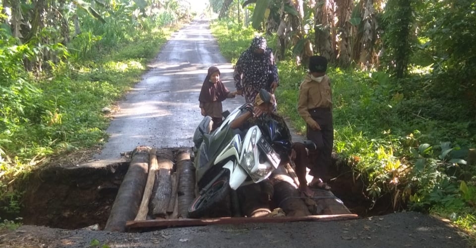 Ruas Jalan Sukabanjar-Suak Putus Warga Pasang Jembatan Darurat