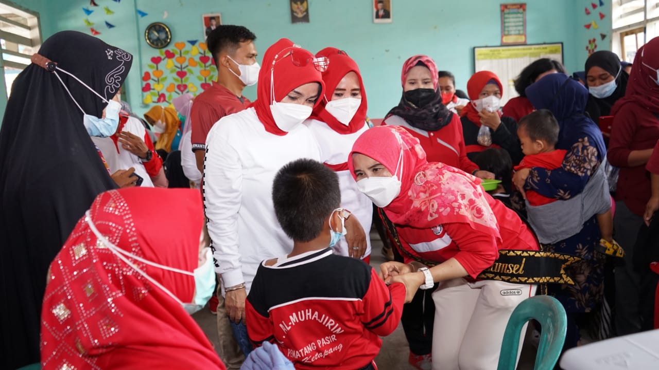 Bunda Win Tinjau Pelaksanaan Vaksinasi Dan Sunatan Massal