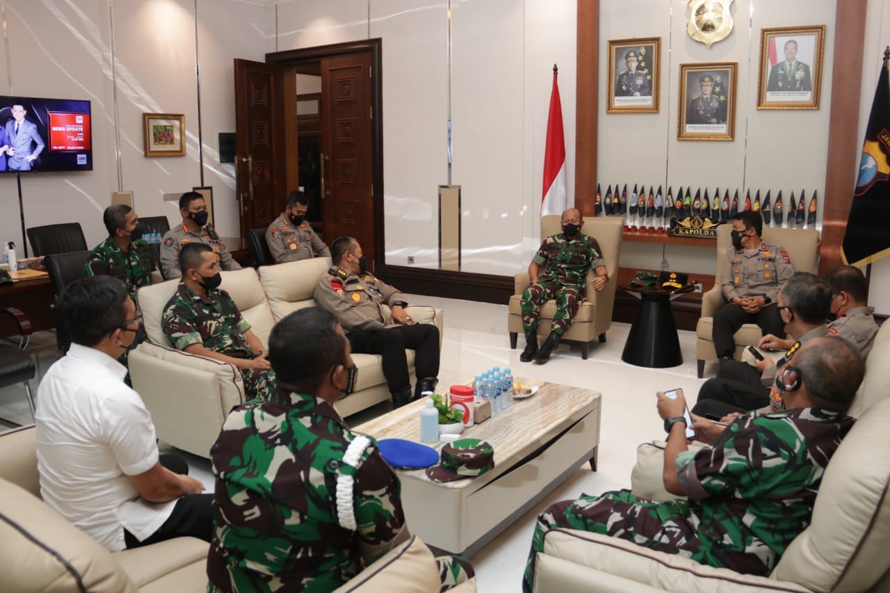Kapolda Jatim Sambut Kedatangan Pangdam V/ Brawijaya