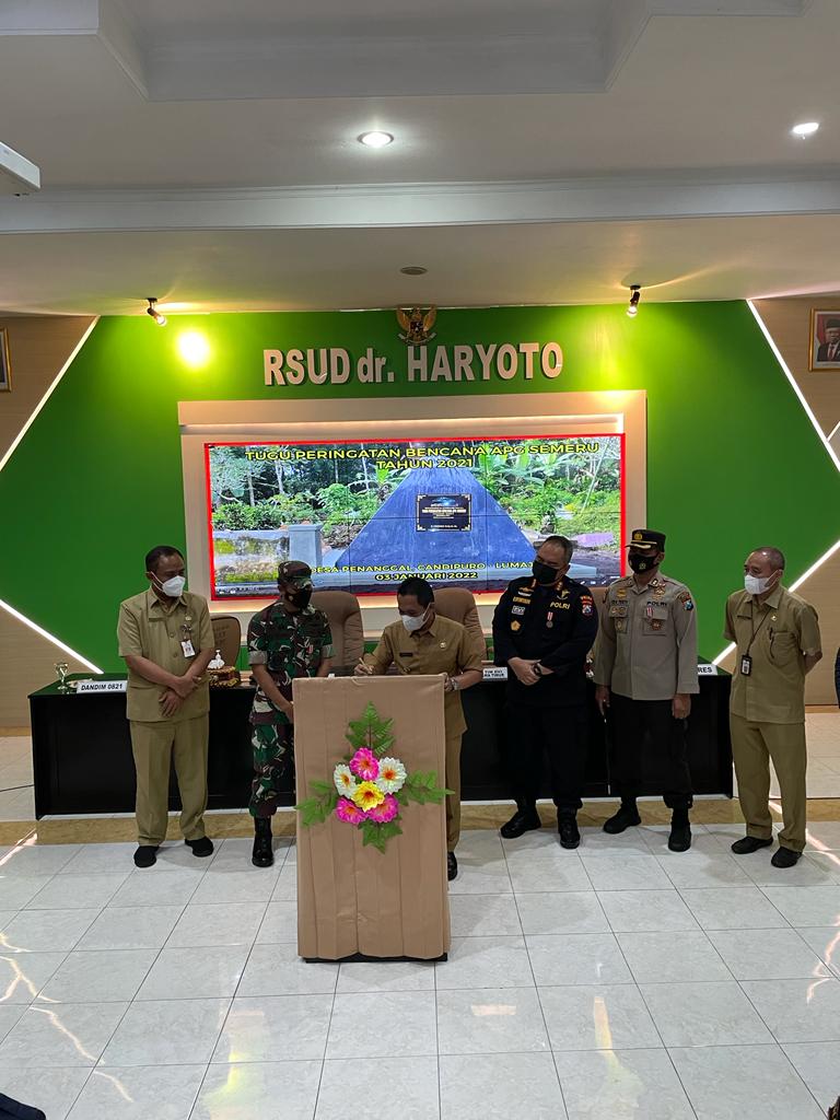 Bupati Lumajang Berikan Penghargaan ke Biddokkes Polda Jatim