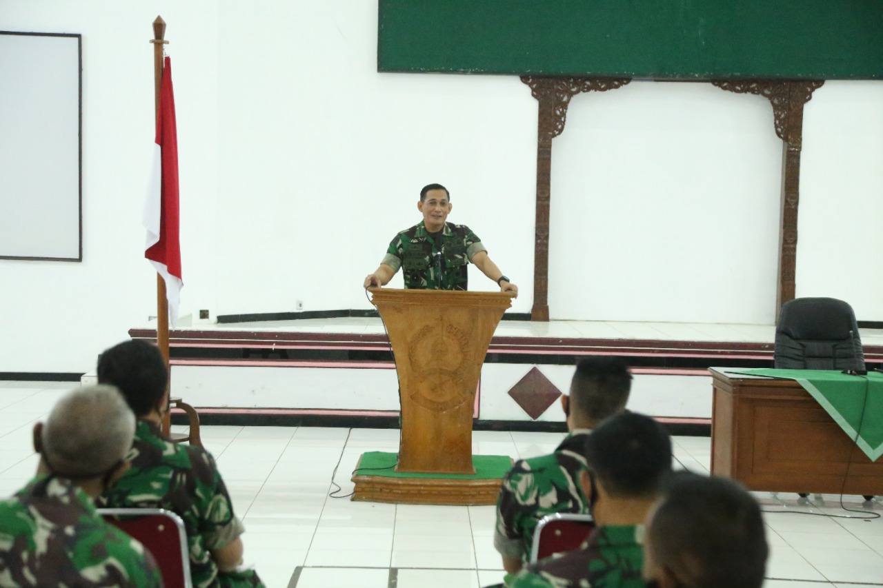 Danrem Berikan Jam ke Prajurit dan PNS