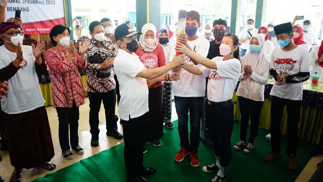 Kirab obor Api Abadi Mrapen Pekan Special Olympics Nasional