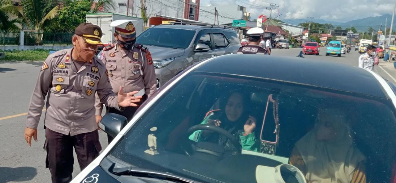 Operasi Non Yustisi Dijalan Trans Sulawesi Depan Klinik Polres Luwu Utara, Ada Apa Stop Kendaraan