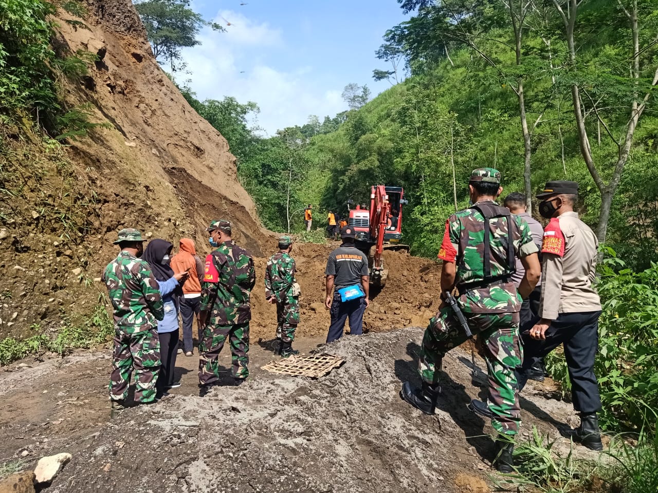 Ruas Jalan Terputus, Danramil dan Tim BPBD Sinergi Bersihkan Longsor di Sangup Musuk