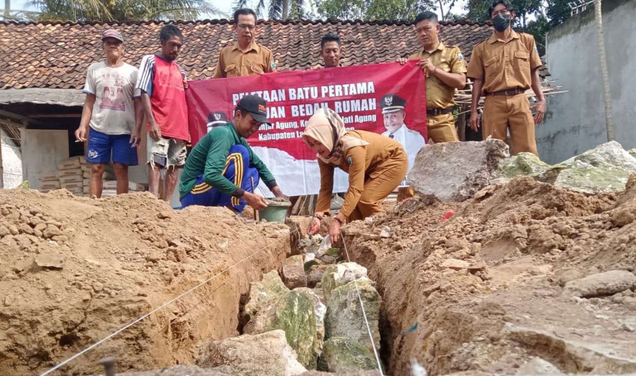 Lela Wati Letakkan Batu Pertama  Pembangunan Bedah Rumah Program Bupati Lamsel
