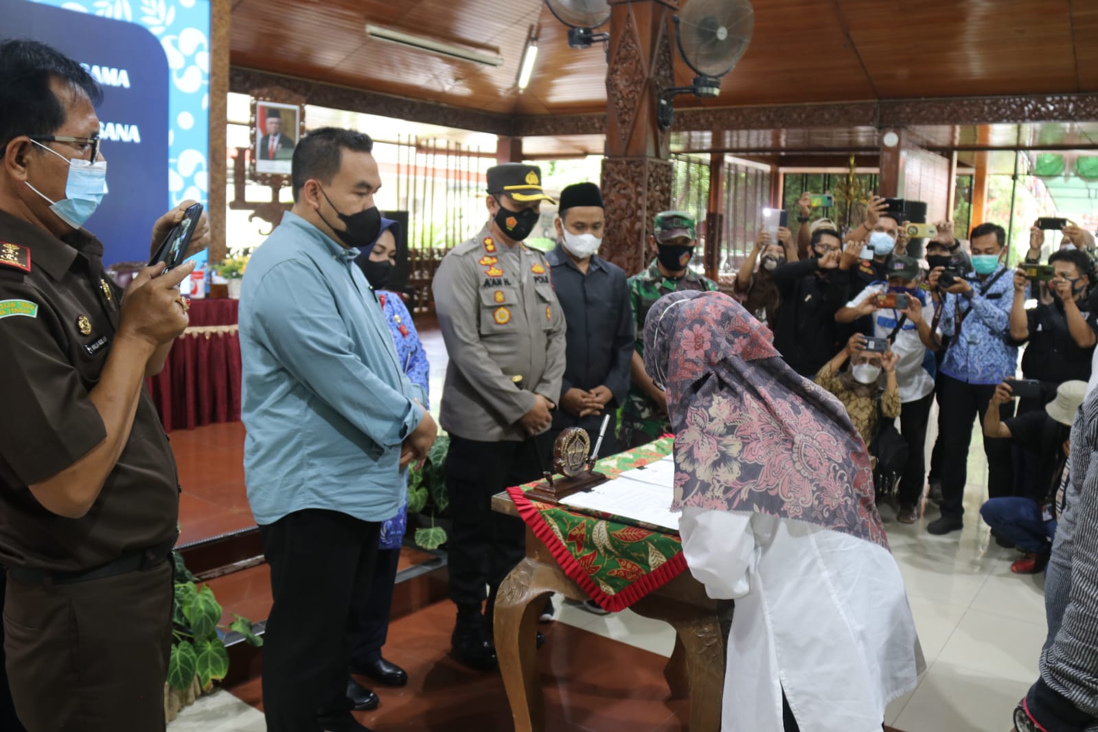 Akhirnya Penanda Tanganan PKS Antara PTN – PTS Dan Penyelenggara Seleksi PERADES Telaksana