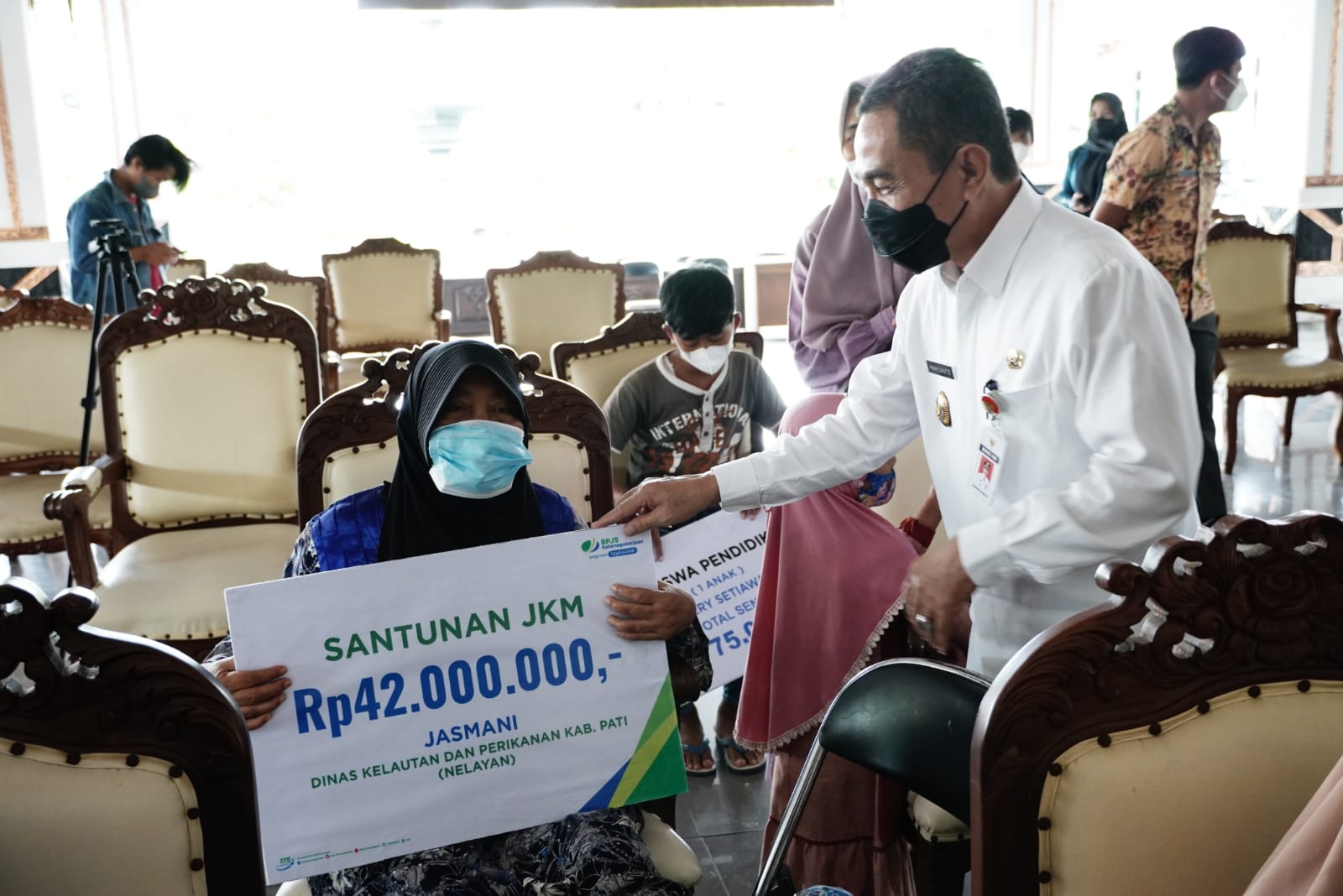 Serahkan Santunan JKM dan JKK, Bupati Berharap Nelayan Ikut Asuransi