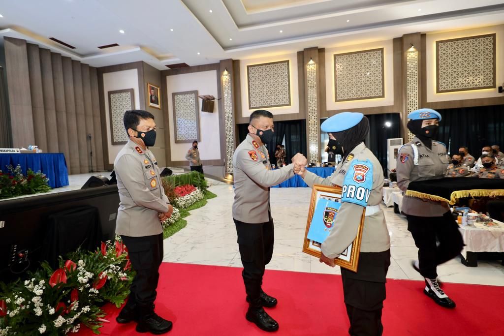 Kadiv Propam Polri Serah Terimakan Penghargaan ke Anggota Bidpropam Polda jatim