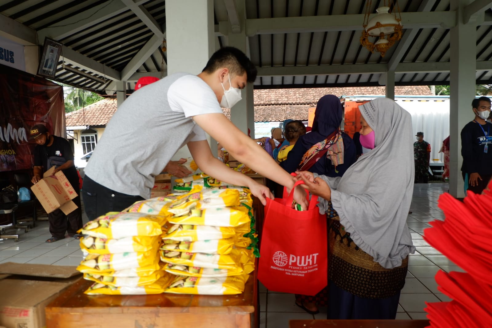 Paguyuban Tionghoa Bagikan 18.690 Paket Sembako Untuk Warga di Banyumas