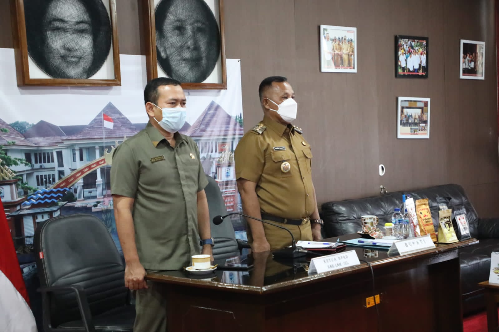 Secara Virtual Zoom Meeting Bupati dan Wakil Ketua DPRD Mengikuti Rapat Kerja