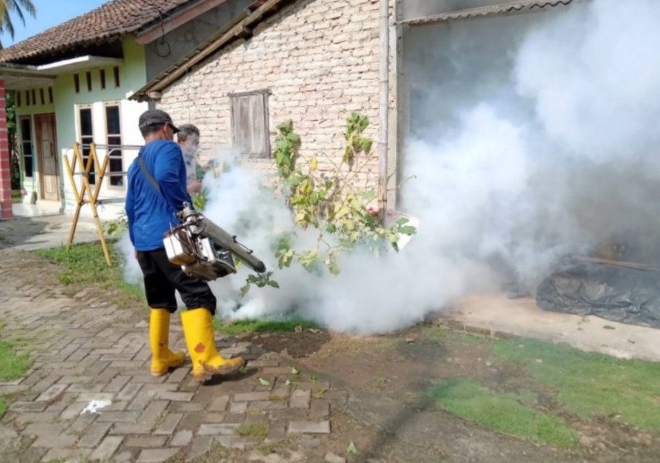 Cegah DBD Puskesmas Way Urang Lakukan Fogging