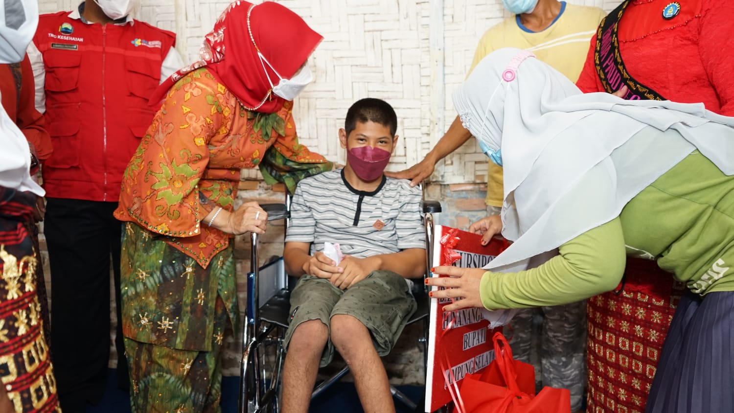 Bunda Win Berikan Bantuan Kepada Warga Sidodadi Penyandang Disabilitas