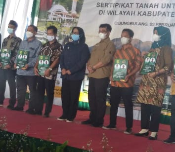 Bagikan Sertifikat, Ade Yasin Minta Camat Dan Kades Berperan Aktif Sukseskan Program PTSL