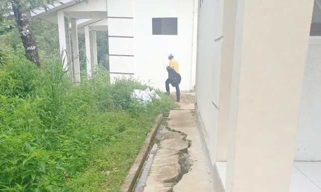 Baru Satu Tahun Dibangun Lantai Teras Menganga di SMAN 10 Toraja Utara, Ada Apa Anggaran 3 Milyar lebih