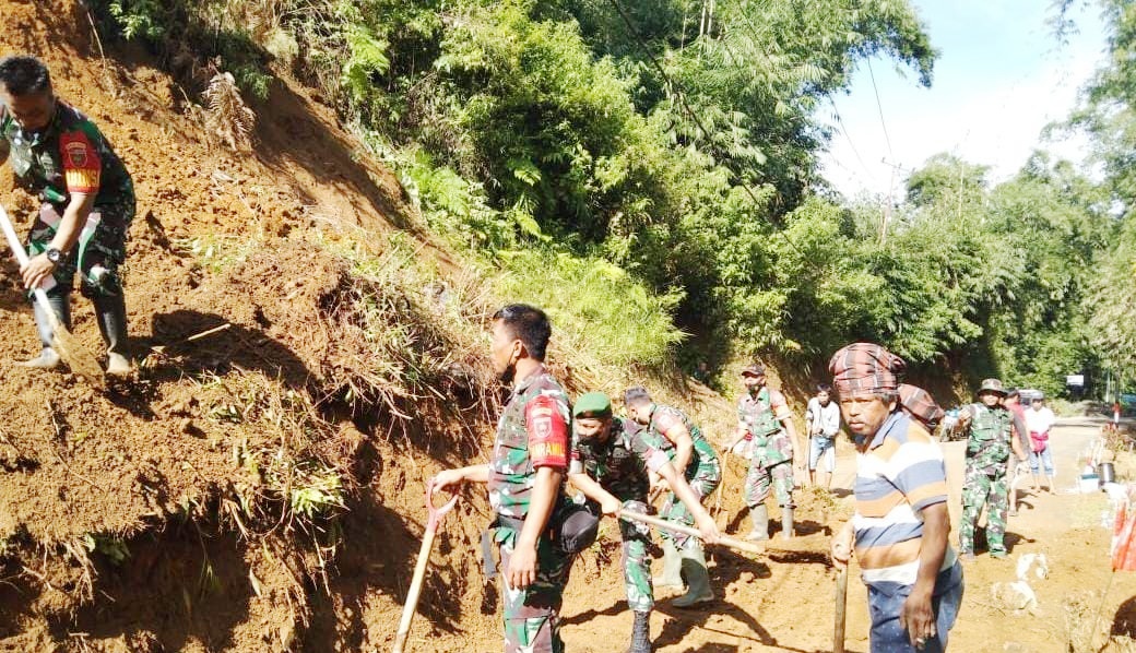 Bersihkan Material Longsor di Kapala Pitu Jalur Wisata, Ini Dilakukan Koramil 1414-03 Rinding Allo bersama Masyarakat