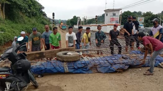 Tuntut Akses Jalan Masuk, Sejumlah Warga Tutup Pengerjaan Proyek Double Track