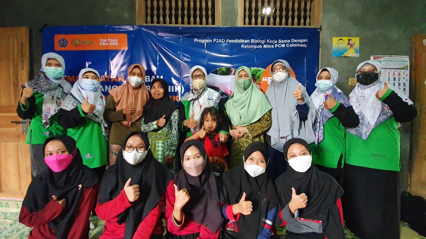 Tim Dosen Pendidikan Biologi FKIP UMS Adakan Pelatihan Pembuatan Pupuk Organik Cair Pada Kelompok Tani Wanita Colomadu