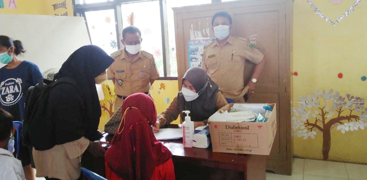 Camat Syahruddin Pantau Vaksinasi Anak di SDN 007 Teteuri, Ini Pesannya