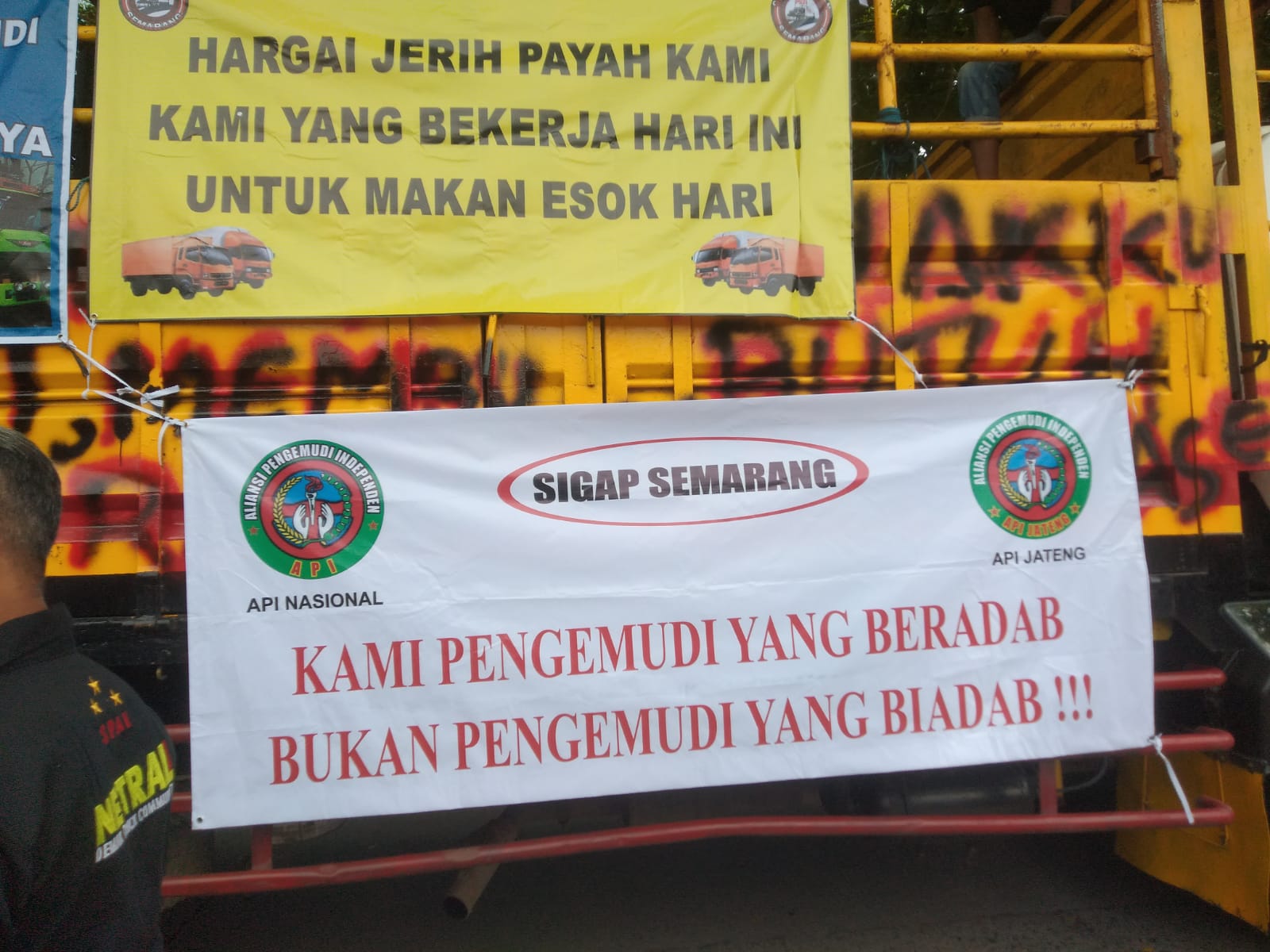 Aksi Demo Ratusan Supir Truk Menuntut UU Odol Untuk Direvisi