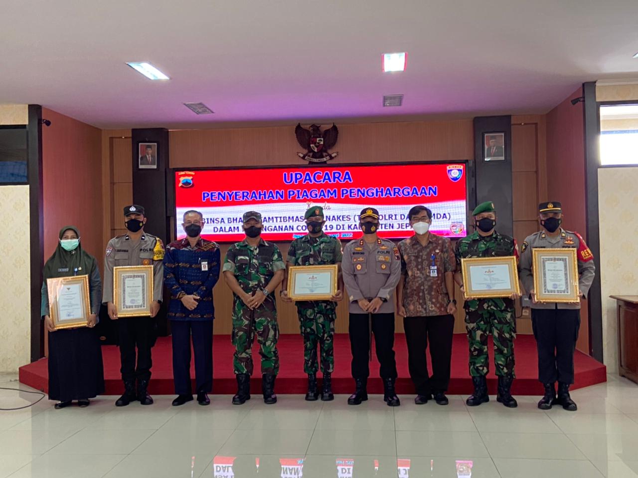Kapolda Jateng Berikan Penghargaan ke TNI/Polri dan Nakes