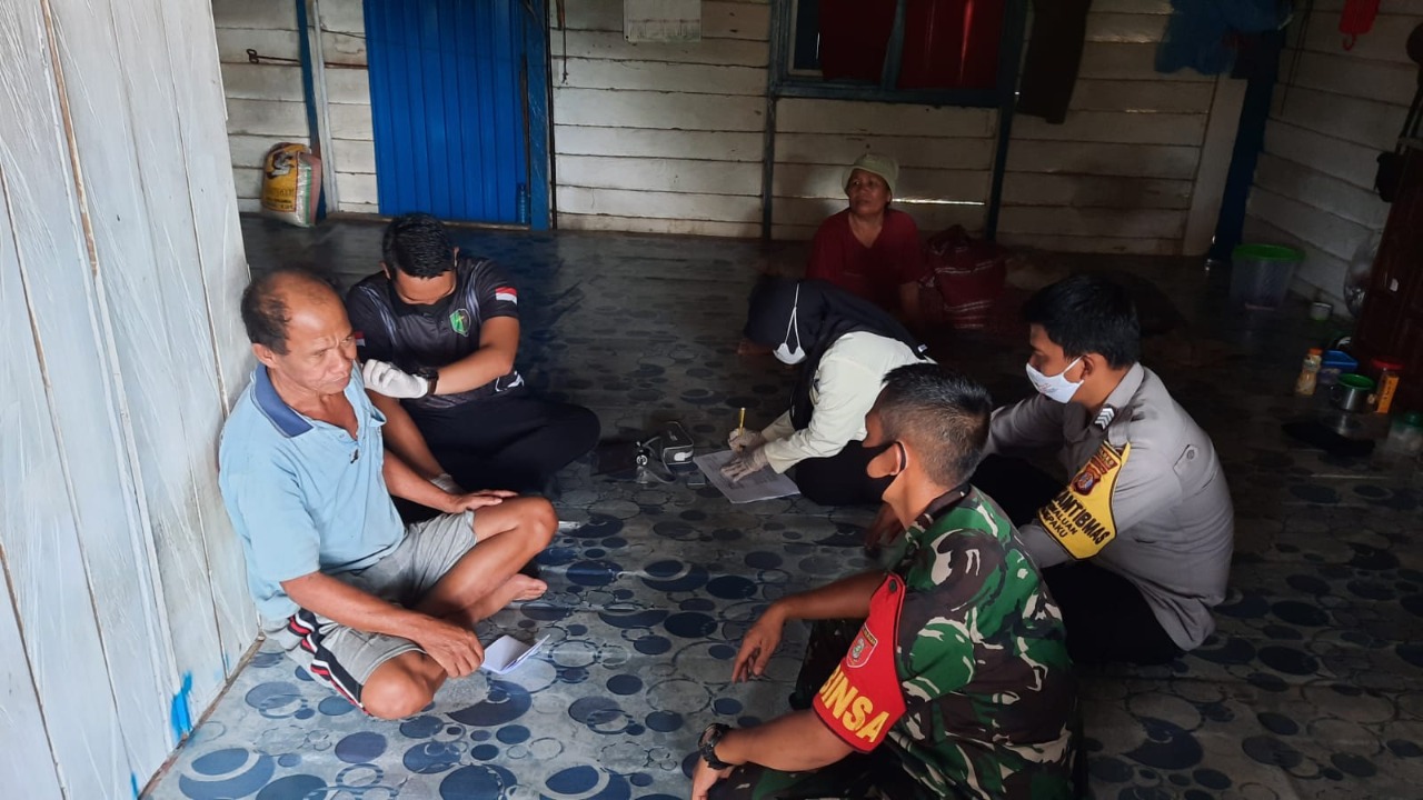 Babinsa Koramil Sepaku Jaring, Jemput serta Dampingi Vaksinasi Lansia Door to Door